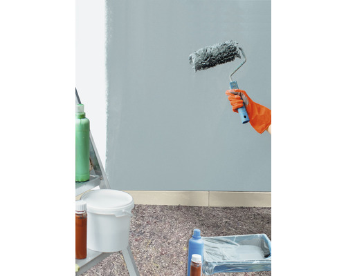 Muur schilderen met verfroller, verfemmer en afdekmateriaal