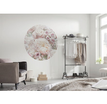 Woonkamer met ronde wanddecoratie met bloemenmotief, kledingrek en fauteuil