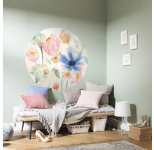Decoratieve kamer met bloemenmuursticker boven bank
