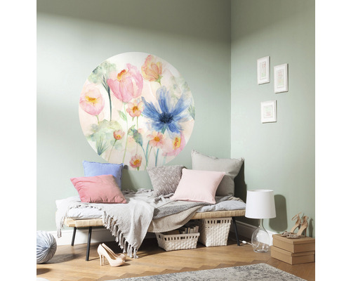 Decoratieve kamer met bloemenmuursticker boven bank