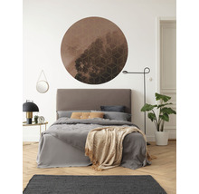 Slaapkamer met bed, nachtkastje en ronde wanddecoratie