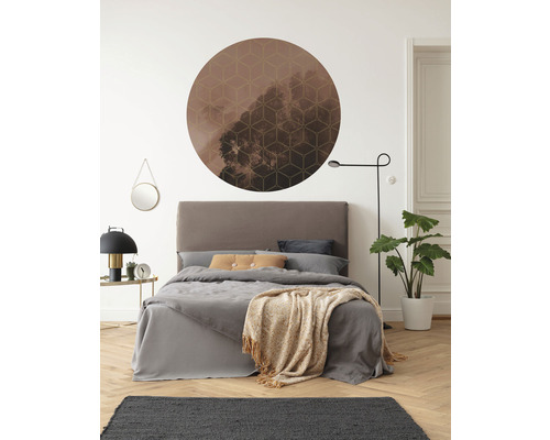 Slaapkamer met bed, nachtkastje en ronde wanddecoratie