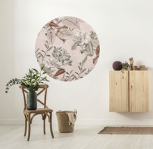 Woonkamer met muursticker, stoel en dressoir.