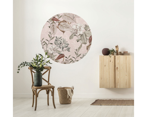 Woonkamer met muursticker, stoel en dressoir.