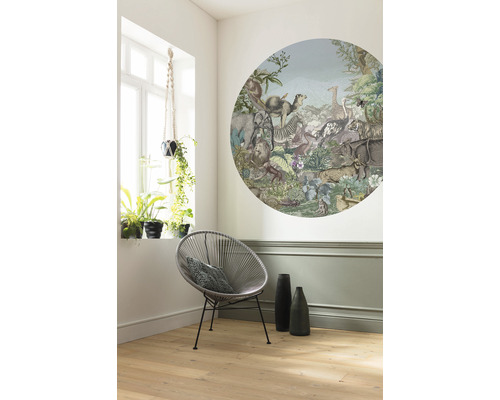 Woonkamer met decoratieve muurschildering met dierenmotief, rotan stoel en decoratieve vazen