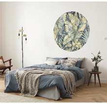 Slaapkamer met tweepersoonsbed, staande lamp en muursticker met bladerenmotief