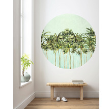 Kamer met raam, bank en ronde muursticker met palmbomenmotief