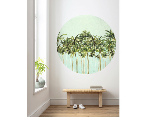 Kamer met raam, bank en ronde muursticker met palmbomenmotief