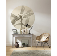 Interieuridee met console, rotan stoel, lamp, muursticker en woonaccessoires voor een heldere, huiselijke sfeer.