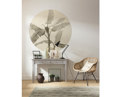 Interieuridee met console, rotan stoel, lamp, muursticker en woonaccessoires voor een heldere, huiselijke sfeer.