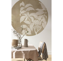 Eetkamer met tafel, stoel en muurschildering met plantmotief