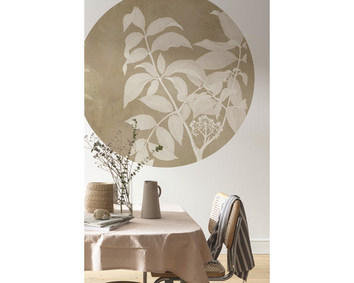 Eetkamer met tafel, stoel en muurschildering met plantmotief