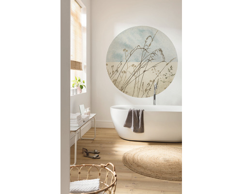 Lichte badkamer met vrijstaand bad, ronde muursticker, houten vloer en gevlochten tapijt