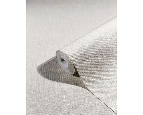 Een rol textielbehang met stofstructuur