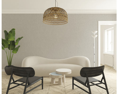 Woonkamer met bank, stoelen, tafel, staande lamp en gevlochten hanglamp