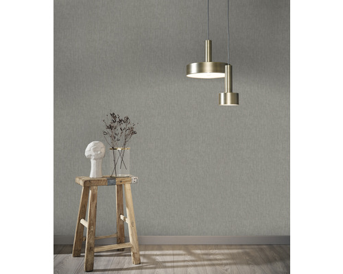 Interieur met gestructureerd behang, kruk met decoratie en plafondlamp