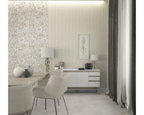 Lichte eetkamer met eettafel, stoelen, dressoir en decoratieve wandbekleding