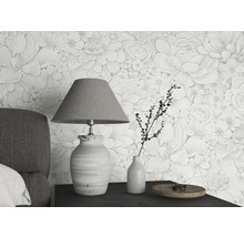 Close-up van een slaapkamer met bloemenbehang, lamp en decoratie