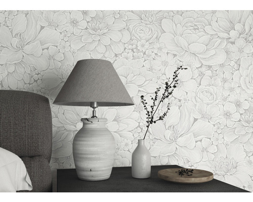 Close-up van een slaapkamer met bloemenbehang, lamp en decoratie