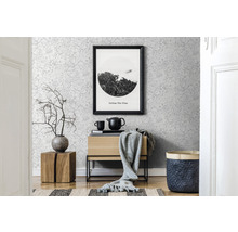 Woonkamer met bloemenbehang, houten dressoir, foto en decoratie