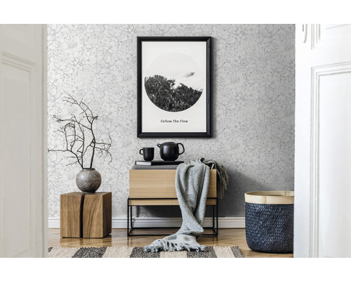 Woonkamer met bloemenbehang, houten dressoir, foto en decoratie