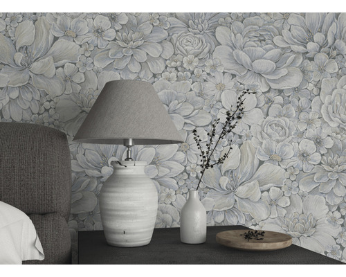 Slaapkamer met bloemenbehang, tafellamp en decoratie