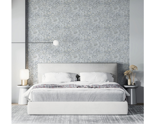 Slaapkamer met tweepersoonsbed, nachtkastjes en behang met plantenmotief