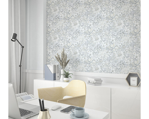 Lichte studeerkamer met bloemenbehang en bureau