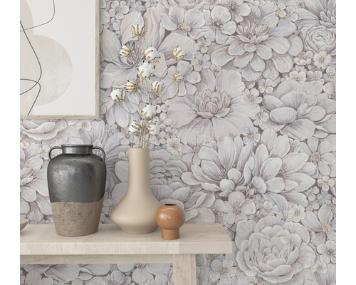Decoratief interieur met bloemenbehang, vazen en lijst