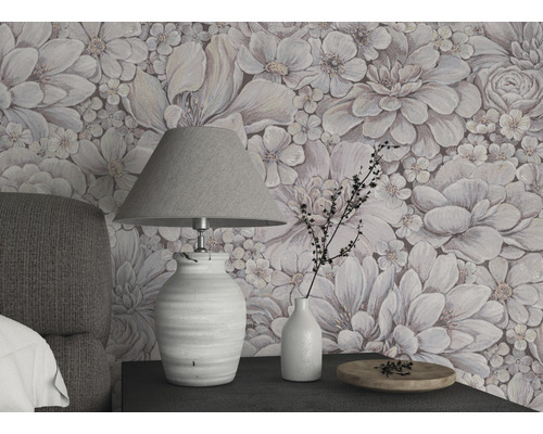 Woonkamer met bloemenbehang, tafellamp en decoraties op een nachtkastje