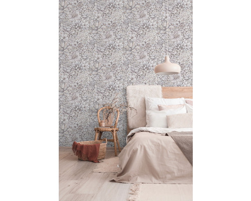 Slaapkamer met bloemenbehang, bed, stoel en mand