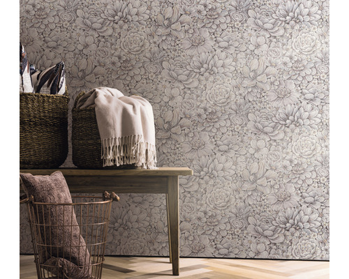 Kamerweergave met bloemenbehang, houten banken en manden