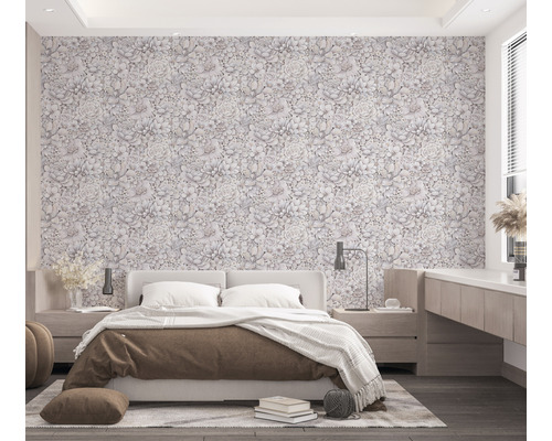 Slaapkamer met bloemmotief behang, bed en nachtkastjes in een helder, ruimtelijk ontwerp.