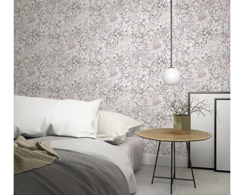 Slaapkamer met bloemenbehang, bed en bijzettafel