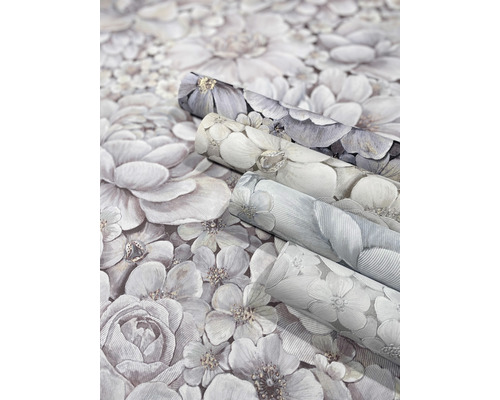 Drie rollen behang met bloemmotief.