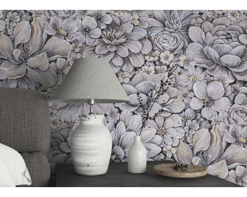Decoratieve kamer met bloemenbehang, lamp en nachtkastje