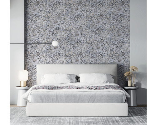 Slaapkamer met bloemenbehang en wit bed