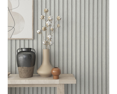 Decoratieve houten wandpanelen met vazen op een tafel
