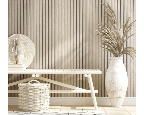 Licht interieur met bank, mand, vaas en decoratieve elementen tegen een wand met houten panelen.