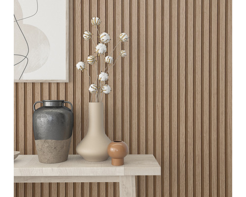 Close-up van een wandbekleding van houten panelen met decoratieve objecten