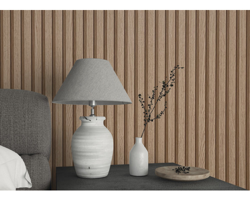 Scene met nachtkastlamp, vaas en houten wandpanelen