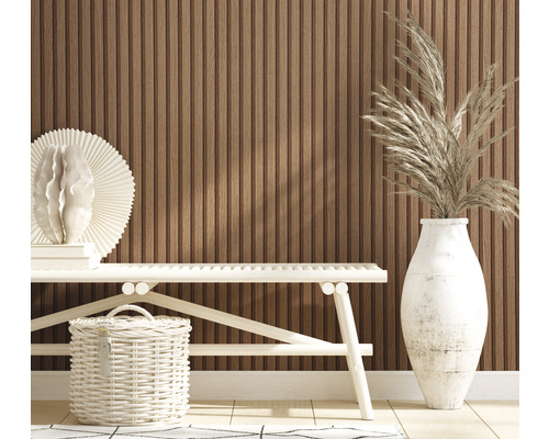 Interieur met houten lambrisering, witte bank, decoraties en mand