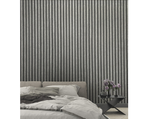 Slaapkamer met houten wandpanelen achter een bed