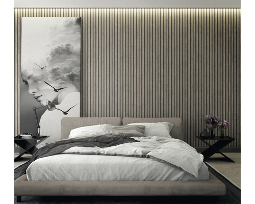 Slaapkamer met tweepersoonsbed, nachtkastjes en wanddecoratie