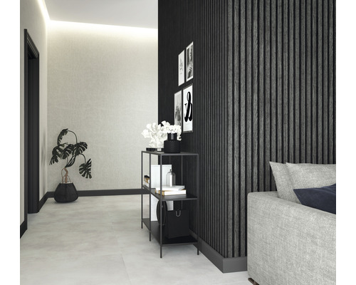 Hal met kapstok, wandpanelen en decoratieve elementen voor een stijlvolle woonomgeving