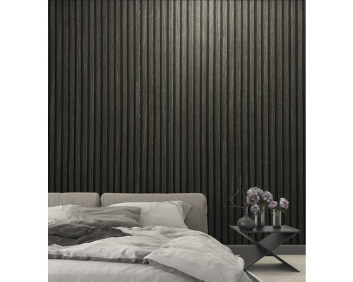 Slaapkamer met houten lambrisering en bed