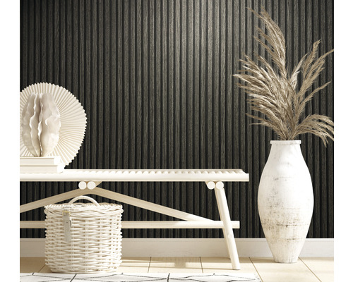 Decoratief interieur met houten lambrisering, bank, mand, vaas en droogbloemen