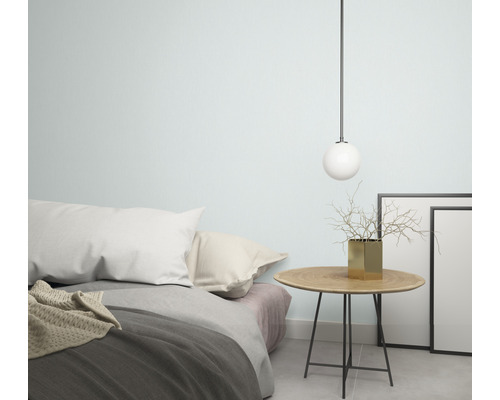 Slaapkamer met bed, nachtkastje, decoratie en hanglamp