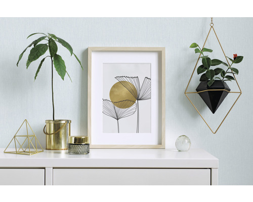 Decoratief interieur met plant, afbeelding en hangende plantenbak op een dressoir