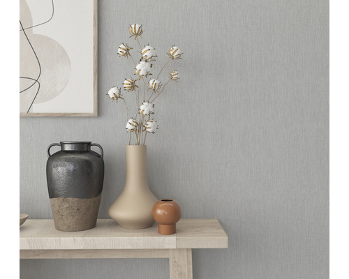 Decoratieve vazen op een houten tafel voor een grijze muur
